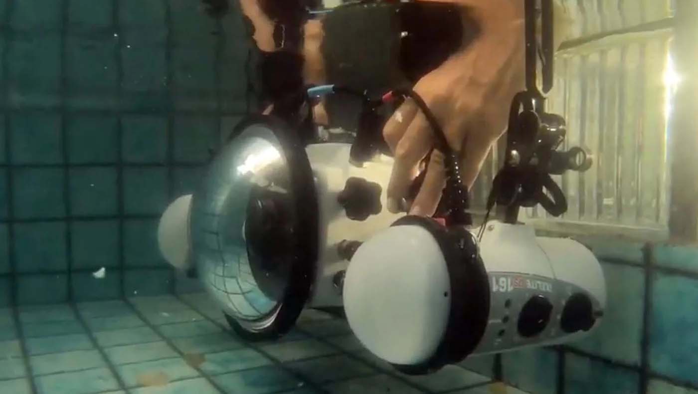 David Fleetham Ikelite Underwater housing in a pool with DS161 strobes